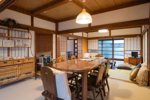 富士河口湖的住宿－おきむら，一间带木桌和椅子的用餐室
