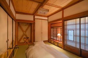 富士河口湖的住宿－おきむら，一间卧室设有一张床和一个窗口
