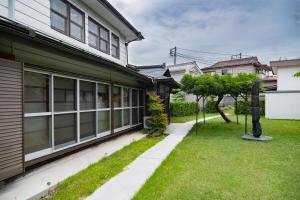 富士河口湖的住宿－おきむら，房屋旁的绿色庭院