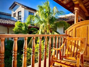 une terrasse couverte en bois avec 2 chaises et une maison dans l'établissement Miss Margrits, à Granada
