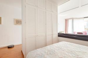 a white closet in a bedroom with a bed at Comodidad y elegancia a lado de la Diagonal in Barcelona
