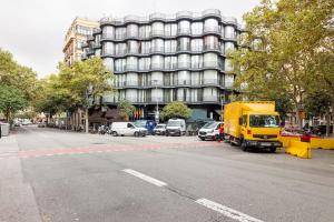 a yellow truck parked in front of a building at Comodidad y elegancia a lado de la Diagonal in Barcelona