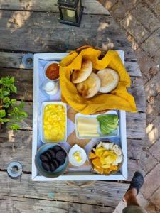 uma bandeja com diferentes tipos de alimentos sobre uma mesa em El Jardin, Eco Cabañas Boutique em San Alfonso
