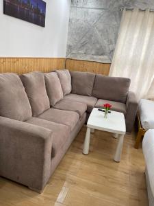 Ariana House Hotel-Families and Couples Only في بلاكبول: غرفة معيشة مع أريكة وطاولة