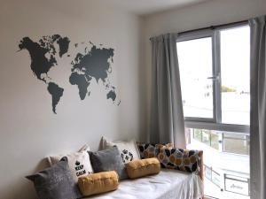 sala de estar con sofá y mapa mundial en la pared en UBICACION IDEAL Centro de San Luis en San Luis