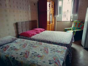 Tempat tidur dalam kamar di Kitnet Mobiliada