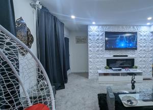 TV/trung tâm giải trí tại Konia Suites