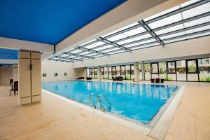 una grande piscina in un grande edificio di Blue Rose - Sea View, High Floor, 70m2 apartment, 2 Bedrooms, 2 WC, a Ha Long