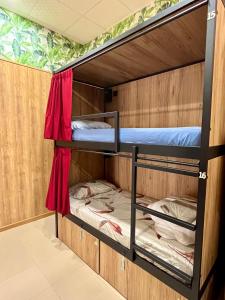 Tempat tidur susun dalam kamar di Velvet Hostels