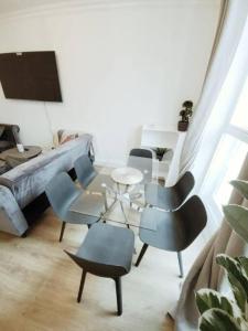 พื้นที่นั่งเล่นของ Prime London Living 2-Bedroom Beauty!