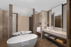 Bilik mandi di Sheraton Cebu Mactan Resort