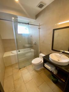 大叻的住宿－Duy Long Hotel，浴室配有卫生间、盥洗盆和淋浴。