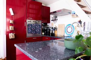 Una cocina o zona de cocina en Bright 67 m2 apartment with garage