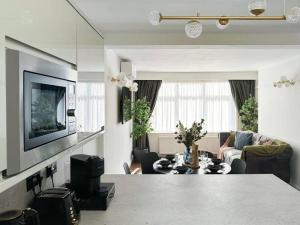 uma sala de estar com um sofá e uma mesa em London's Charm Modern 2BR Marylebone's Best Spot em Londres