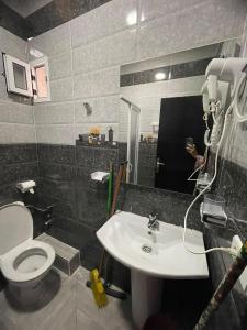 un bagno con un water bianco e un lavandino di apprt (10) a Martil