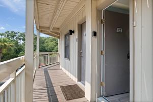 Balcone o terrazza di The Breakers #220 Beach Condo, Beautiful Ocean View at Coligny Beach, 4 N Forest Beach Drive Hilton Head, Walk to all Shops Restaurants, Renovated Jan 2024, Vacation Rental HHI LLC