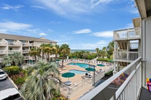 Appartamento dotato di balcone con piscina e palme. di The Breakers #220 Beach Condo, Beautiful Ocean View at Coligny Beach, 4 N Forest Beach Drive Hilton Head, Walk to all Shops Restaurants, Renovated Jan 2024, Vacation Rental HHI LLC a Hilton Head Island