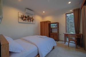 - une chambre avec un lit, une table et une fenêtre dans l'établissement Aryasa Villa Ubud 2bedroom private pool villa, à Ubud
