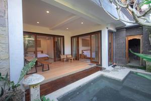 une villa avec une piscine et une chambre dans l'établissement Aryasa Villa Ubud 2bedroom private pool villa, à Ubud