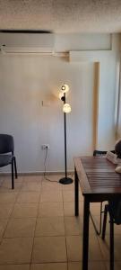 una habitación con una mesa y una lámpara en la esquina en Departamento ( j ) Comodo centrico Tv Ac wifi cocina parking, en Ciudad Valles