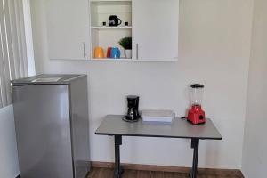 una mesa pequeña en una cocina con una licuadora. en Departamento ( j ) Comodo centrico Tv Ac wifi cocina parking, en Ciudad Valles