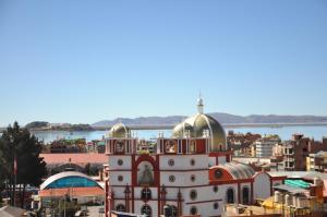 a building with a dome on top of it at CESAR'S HOTEL PERU in Puno