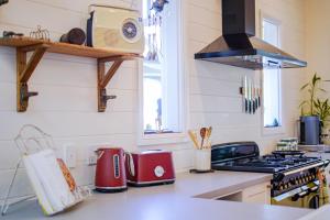 Kuchyň nebo kuchyňský kout v ubytování Entire Boutique Home - The Rustic Cottage - Canungra