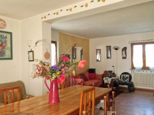 een vaas met bloemen op een tafel in een woonkamer bij Holiday home dei Pavoni, Montemaggiore in Montemaggiore al Metauro