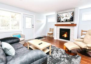 a living room with a couch and a fireplace at Esquimalt Lagoon Life in Victoria