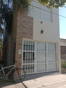 una bicicleta estacionada frente a un edificio en En lo de su en Calchaquí
