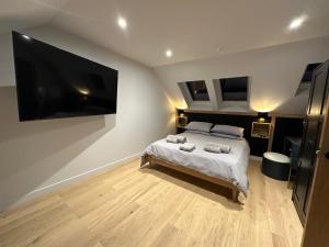 Tempat tidur dalam kamar di Laurieston Penthouse