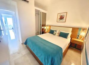 um quarto com uma cama grande e uma janela em Hard Rock at Cana Rock 2 by Unwind Properties em Punta Cana
