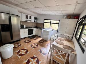 Il comprend une cuisine équipée d'une table et d'un réfrigérateur. dans l'établissement Casa de campo San Juan del Puente en Villeta, à Villeta