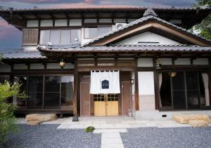 - un bâtiment avec une porte et une bannière dans l'établissement GUEST HOUSE Ichinoyado - Vacation STAY 39544v, à Tajimi