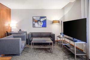 TV a/nebo společenská místnost v ubytování AC Hotel Aitana by Marriott + 37 fotografií