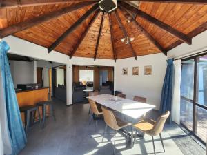 een eetkamer met een witte tafel en stoelen bij Pure Motel in Rotorua