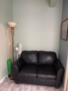 Χώρος καθιστικού στο Bright and Cozy 1 Bedroom Suite