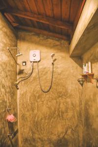 ein Badezimmer mit einer Dusche mit Schlauch an der Wand in der Unterkunft Shady Cottage in Ahangama