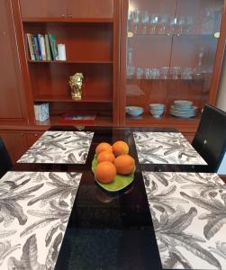 einen Tisch mit einem Teller Orangen darauf in der Unterkunft Centro. Bahía. Estaciones. in Santander