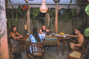 eine Gruppe von Menschen, die um einen Tisch herum sitzen in der Unterkunft Shady Cottage in Ahangama + 15 Fotos