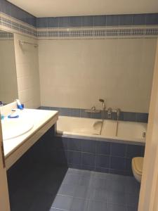 La salle de bains est pourvue d'un lavabo, d'une baignoire et de toilettes. dans l'établissement Eden Mare 6th Floor, à Athènes