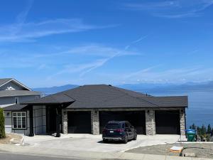 ein Haus mit einem davor geparkt in der Unterkunft Auspicious Sea View House in Nanaimo