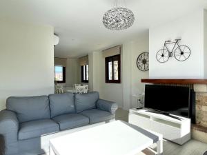 Μια τηλεόραση ή/και κέντρο ψυχαγωγίας στο Villa with Private Pool Near Beach