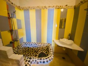 baño con pared de estampado de guepardo en Lazy Sheeps Hostel, en Hengchun