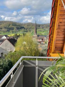 balkon z widokiem na kościół w obiekcie Große Ferienoase mit Burgbergblick (ideal für Familien) w mieście Bevern