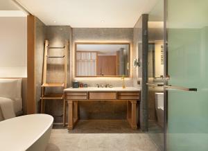 A bathroom at Le Méridien Emei Mountain Resort