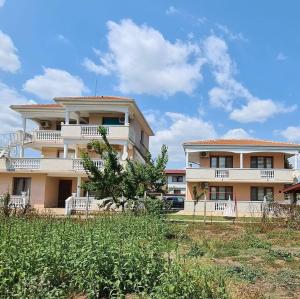 House Varna-1 في كرابيتس: عمارة سكنية كبيرة امامها شجرة
