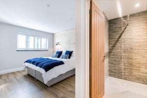 um quarto com uma cama e uma cabina de duche ao nível do chão em Breakers View em Wadebridge
