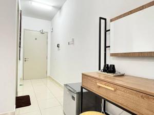 een keuken met een aanrecht en een badkamer bij Alanis Studio @ KLIA Transit in Sepang