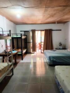 een slaapkamer met 2 stapelbedden en een kamer met: bij Villagracia HomeStay 